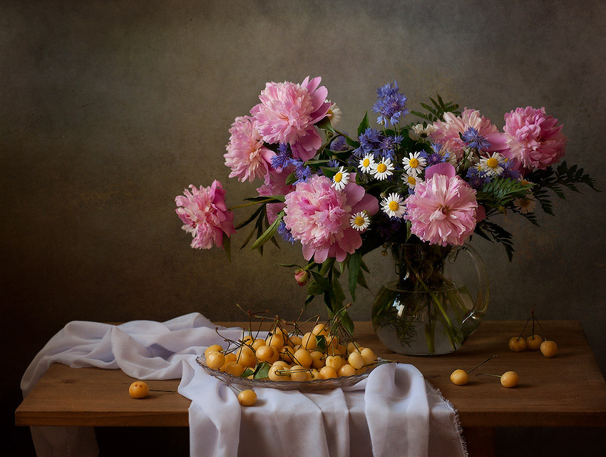 photo "***" tags: still life, flowers, light, still life, summer, Ягоды, букет, васильки, настроение, пионы, ромашки, фотонатюрморт, черешня