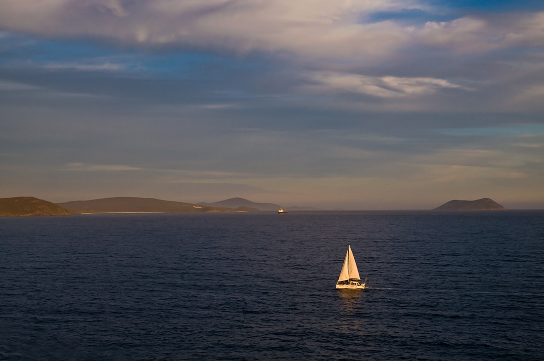 фото "Вечерняя прогулка" метки: пейзаж, evening, island, sea, summer, waves, вода, небо, облака, отражения