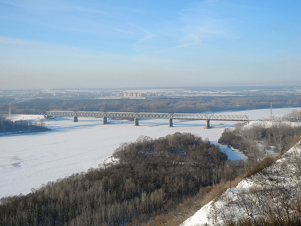 Река белая зимой