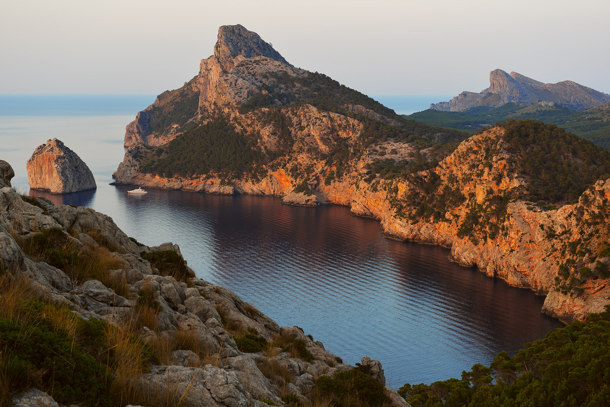 photo "***" tags: landscape, travel, Europe, Majorca, Spain, bay, coast, evening, mountains, rocks, sea, summer, sunset, water, мыс