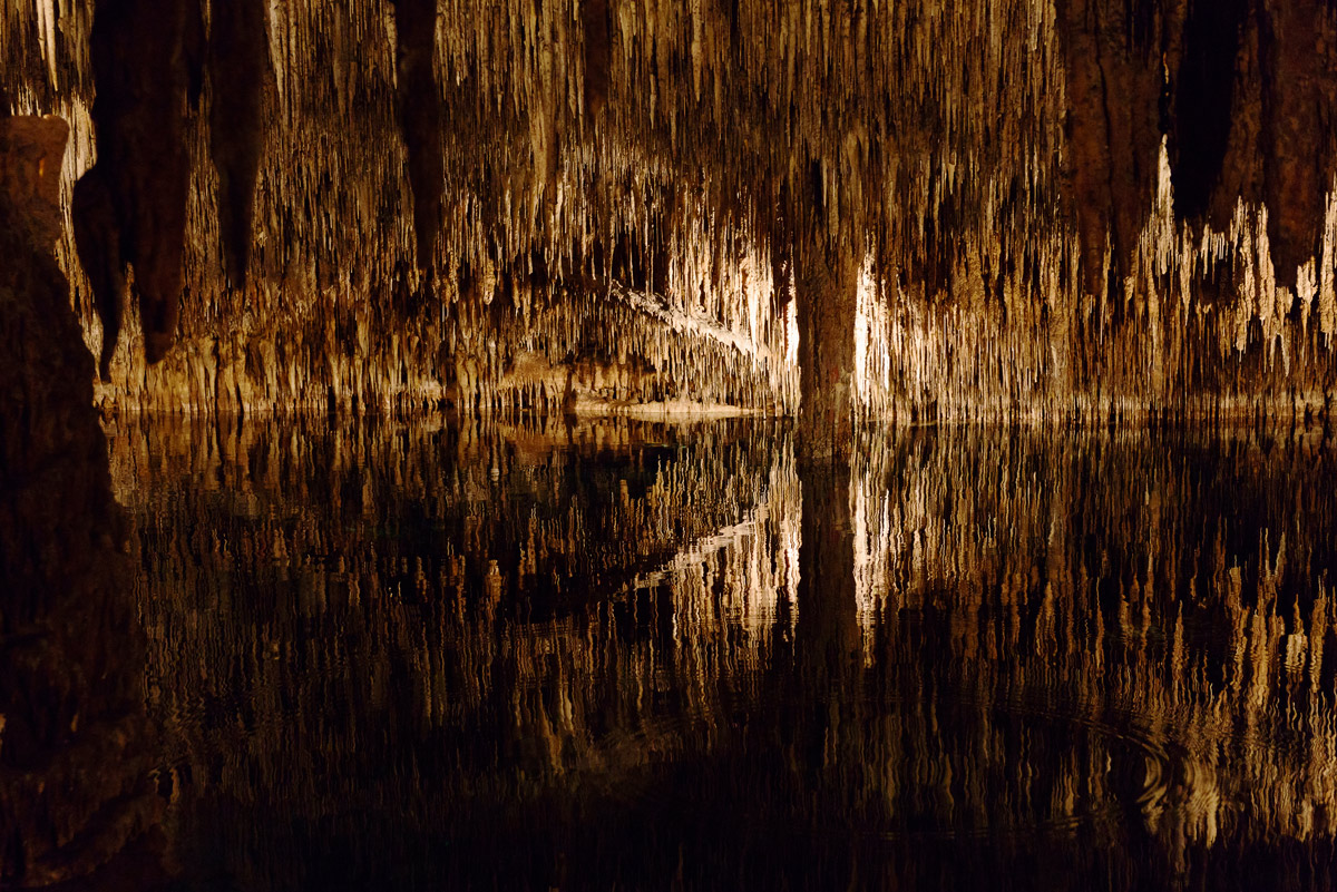 photo "Underground lake" tags: nature, landscape, misc., Europe, Majorca, Spain, lake, water, пещера, сталактиты