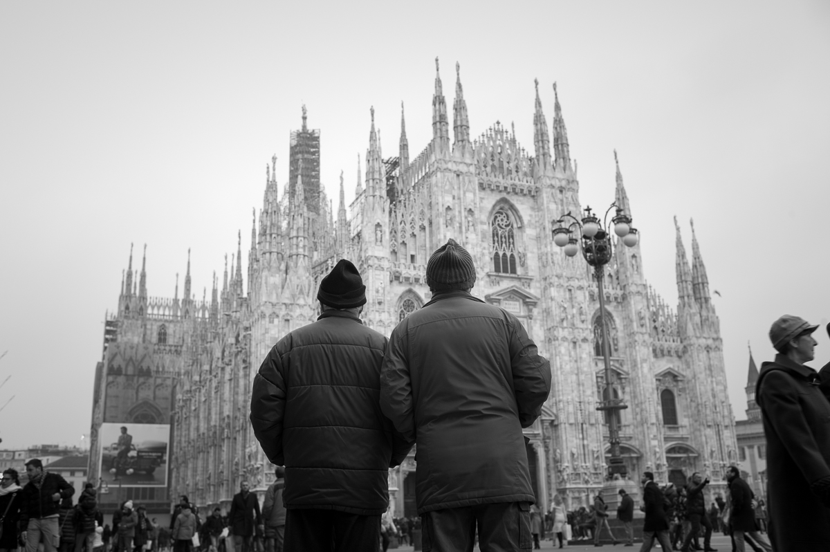 photo "***" tags: street, black&white, city, город Милан мужики Duomo