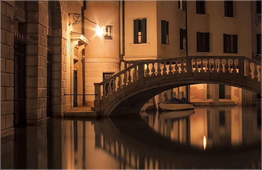 photo "Magic light Venice" tags: travel, landscape, Europe, Italy, Venice, bridge, evening, foto liubos, venecia, water, волшебный свет, фонари