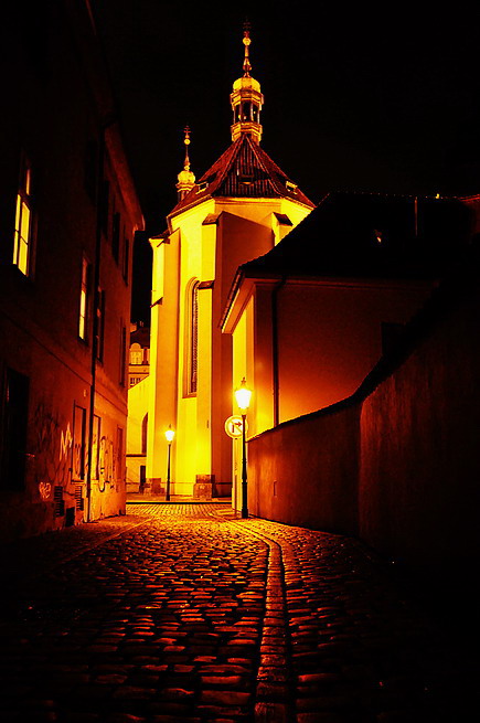 фото "Hочной костёл a улица" метки: архитектура, город, Prag, Praha, Прага