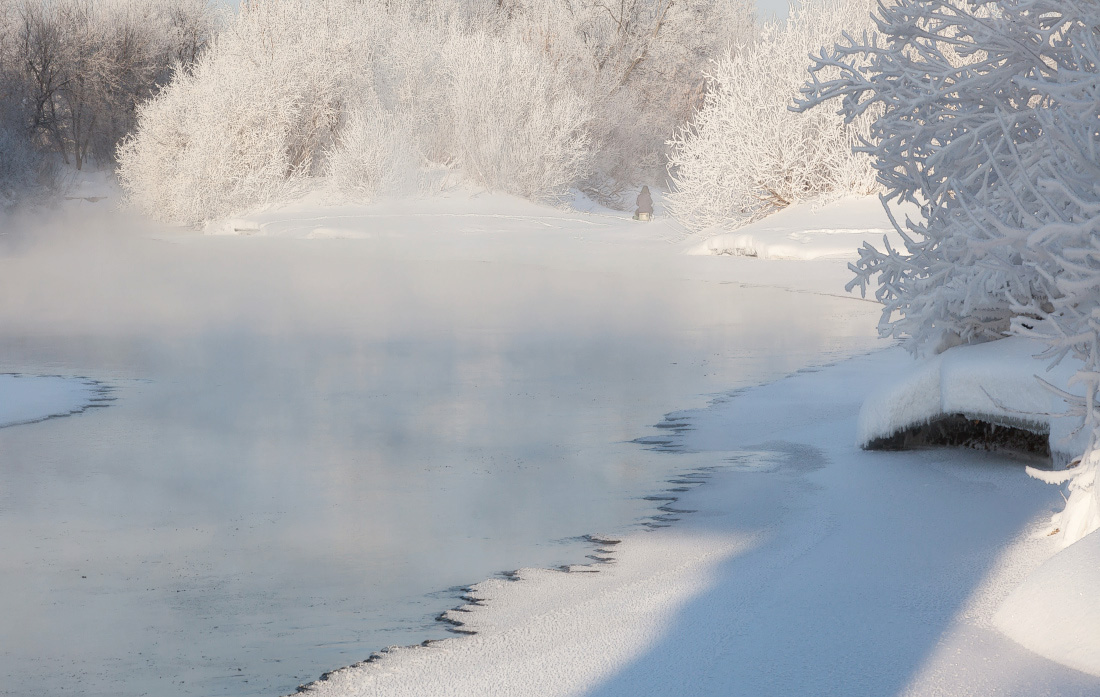 photo "***" tags: landscape, hoarfrost, snow, water, winter, Речка, деревья, лед, мороз, рыбак