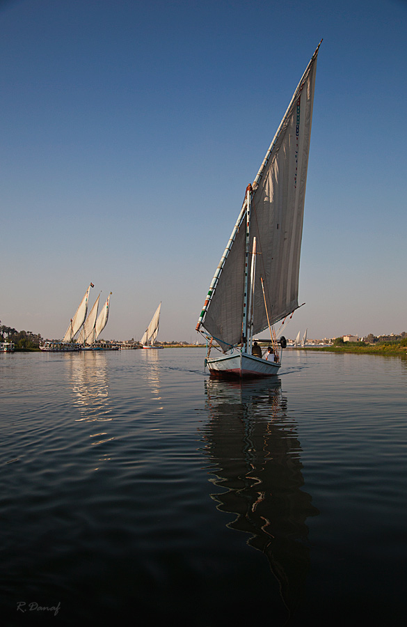 photo "Sailing on the NIle 02" tags: travel, Africa, river, tourists