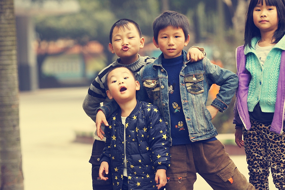 photo "kids ,old time" tags: black&white, portrait, city, Asia, children, winter