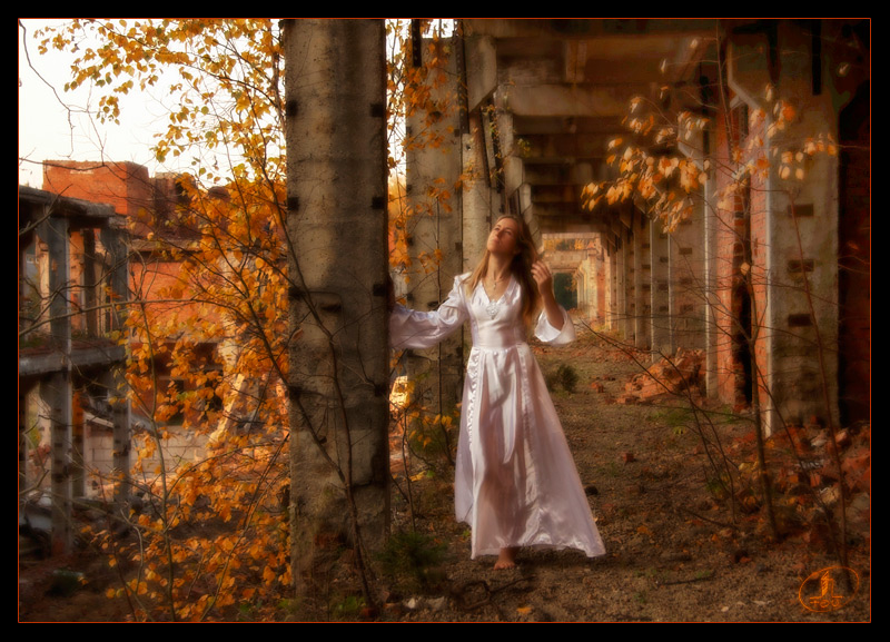 photo "Antares" tags: portrait, misc., autumn, girl, sun, листья, развалины, ролевые игры, руины