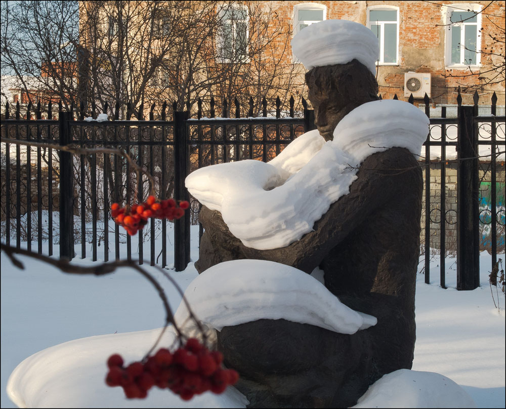 фото "по сезону" метки: пейзаж, юмор, город, забор, окна, рябина, скульптура, снег