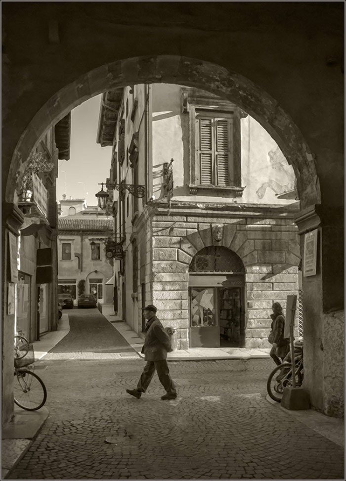 фото "Прохожий....." метки: путешествия, разное, foto liubos, Италия, арки, старый город, улица, улочки