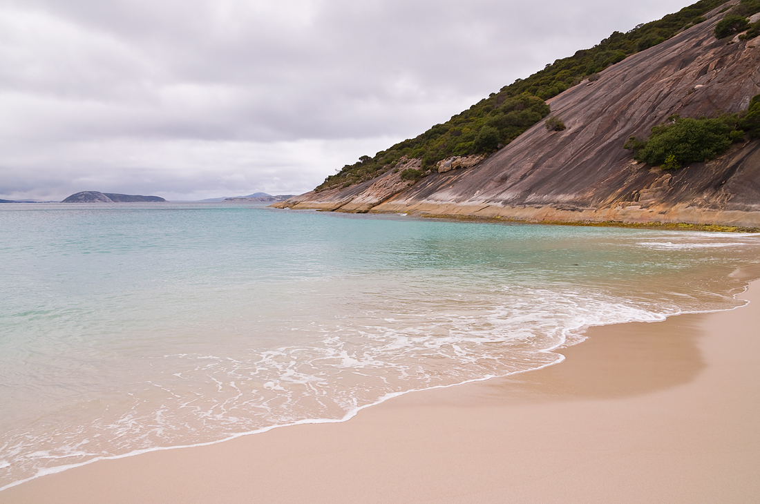 photo "Cloudy day" tags: landscape, beach, clouds, mountains, ocean, rocks, sky