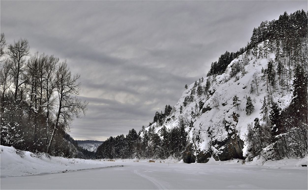 photo "***" tags: landscape, clouds, forest, mountains, rocks, sky, snow, winter, деревья, следы