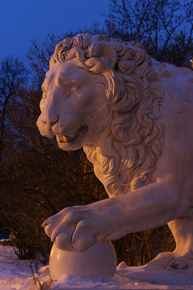 photo "Lion" tags: architecture, city, fragment, Elagin palace, Saint-Petersburg, St. Petersburg, lion, night, night, Елагин дворец, Лев