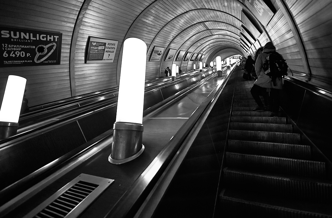 photo "Up from the underground" tags: black&white, city, architecture, Moscow, subway