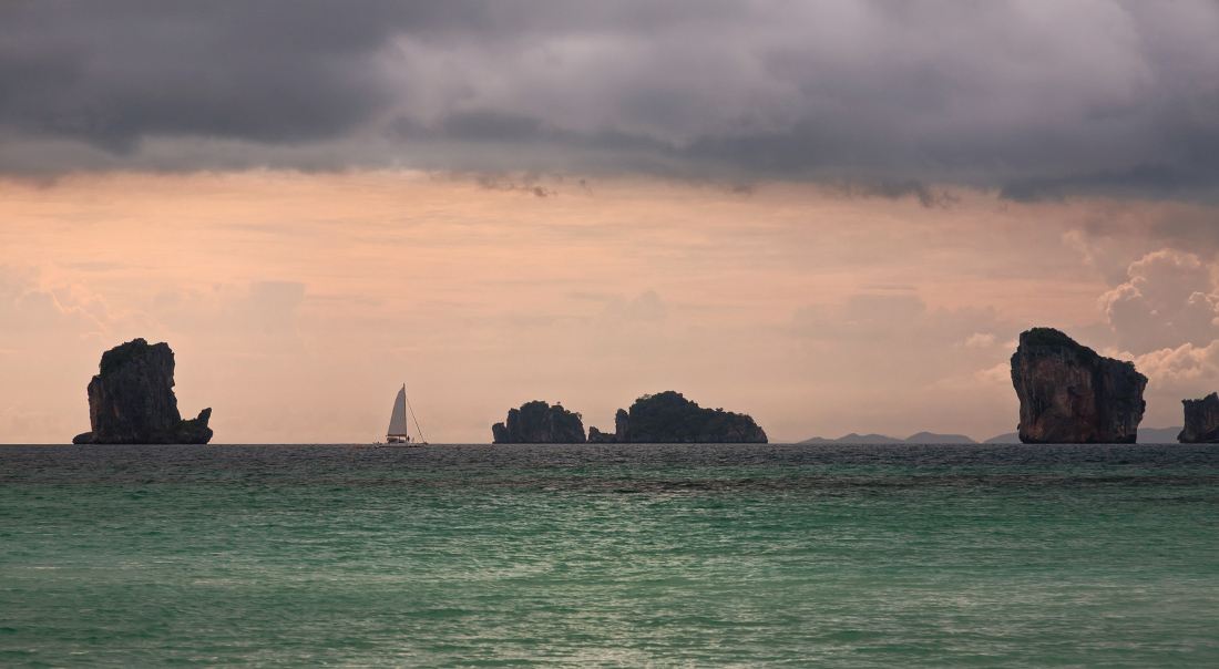 photo "***" tags: landscape, rocks, sea, Таиланд, камни, парусник, тропики, тучи