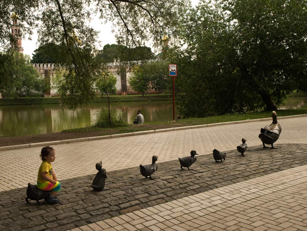 photo "Кто последний?" tags: genre, city, child, street, монастырь, памятник