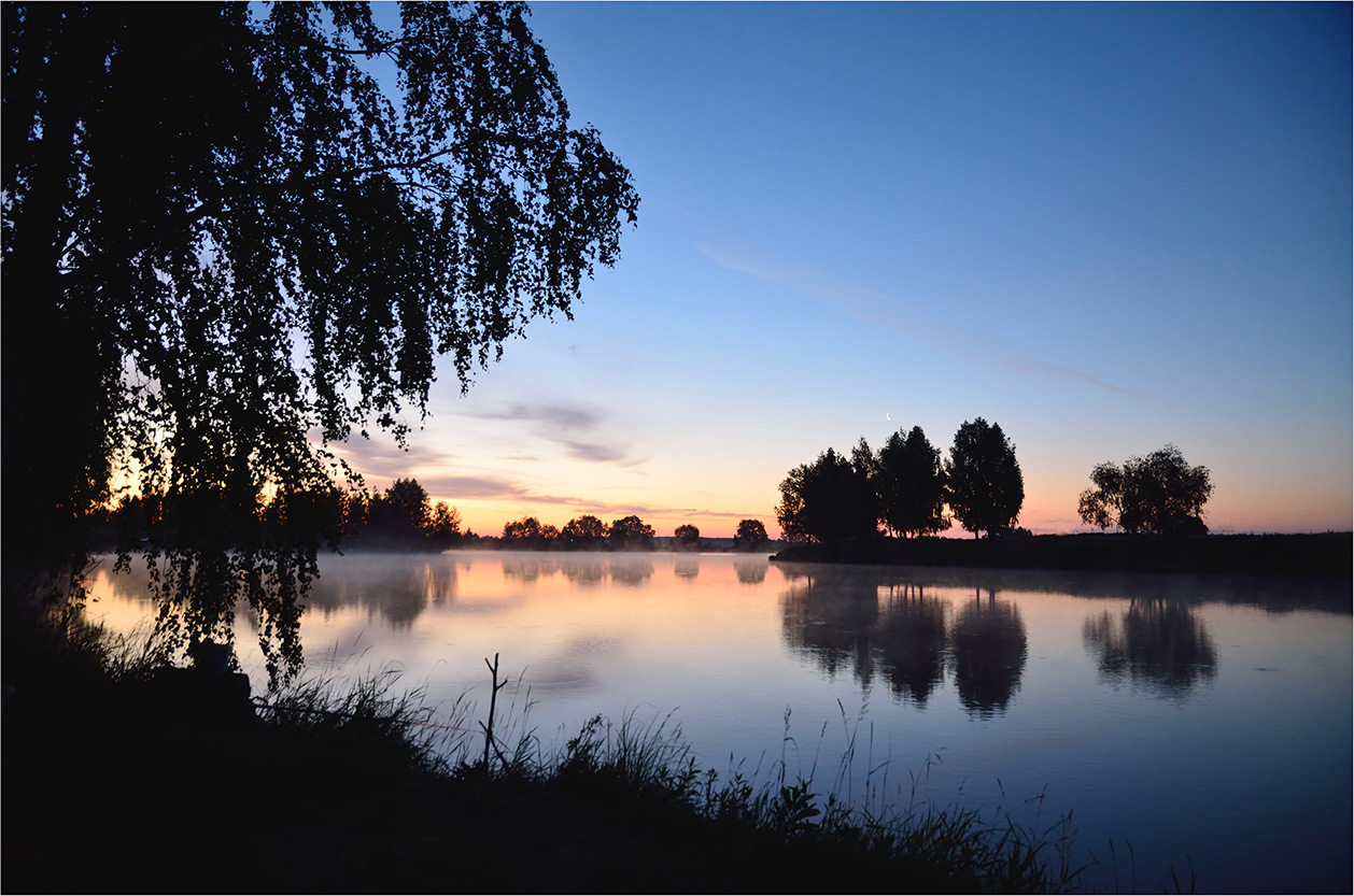 photo "***" tags: landscape, clouds, lake, morning, reflections, sky, summer, water, деревья, месяц