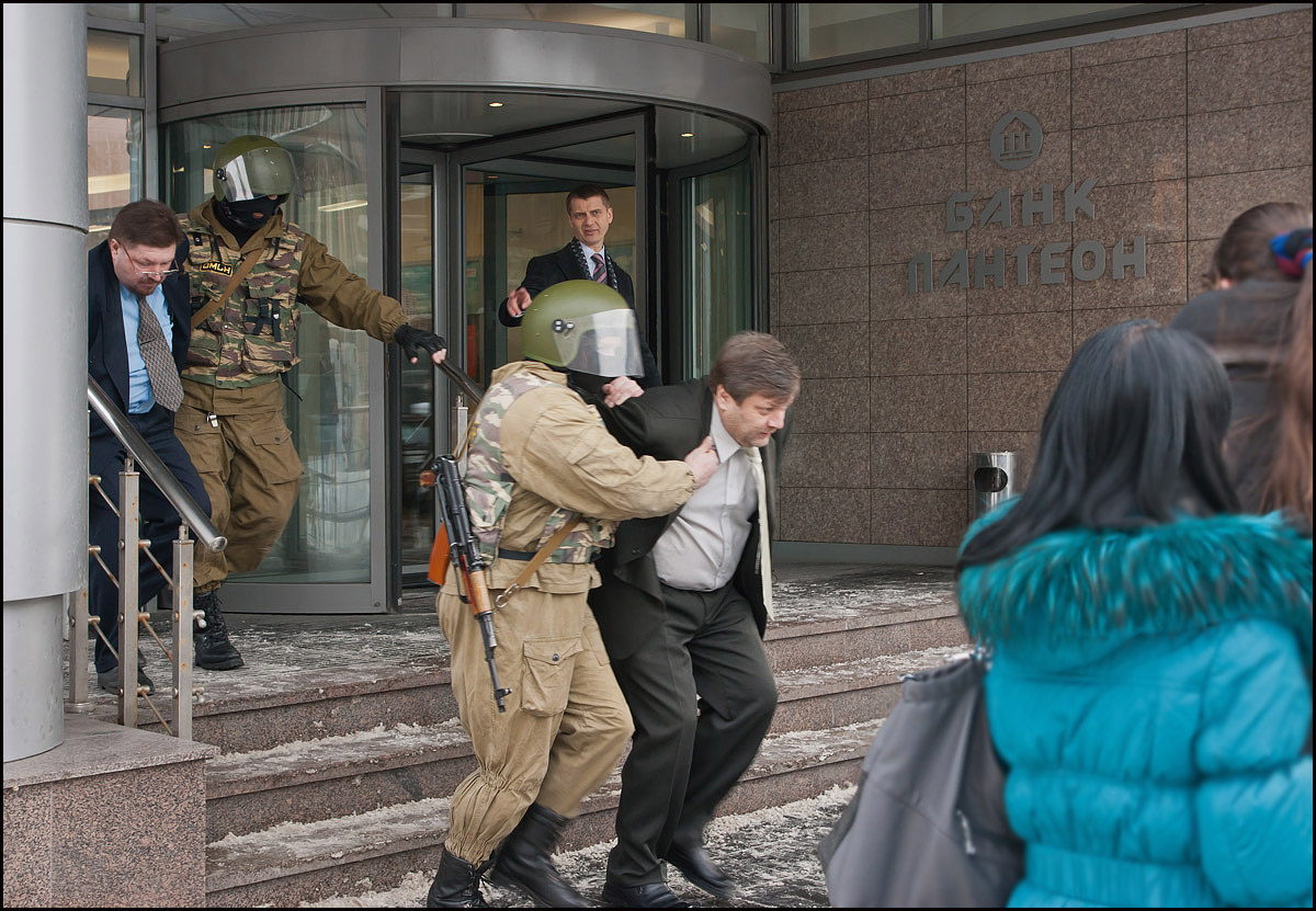 photo "Who's next ?" tags: street, reporting, 