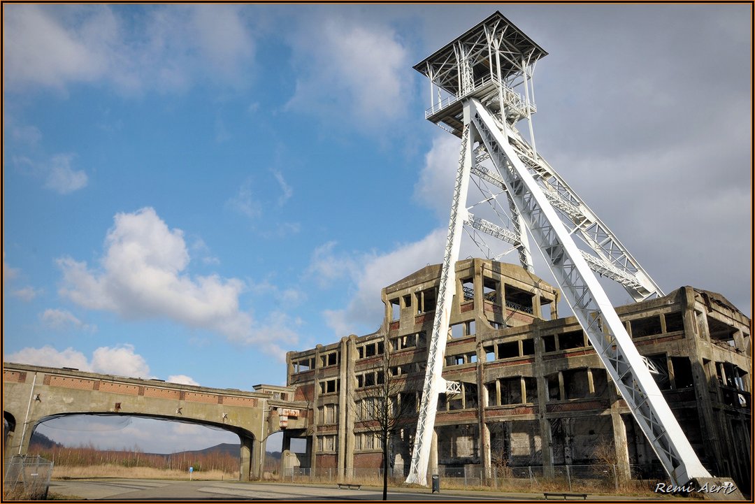 photo "Old coal mine buildings Genk Belgium" tags: landscape, architecture, reporting, 2950 hectare groot, 647, 700, 807, 920, 980 en 1040 m diepte. In 1949, De Steenkoolmijn van Watersche, Société anononyme André Dumont, in 1912 uitgebreid tot 3080 he, later afgekort tot Charbonnage, was voornamelijk in handen van