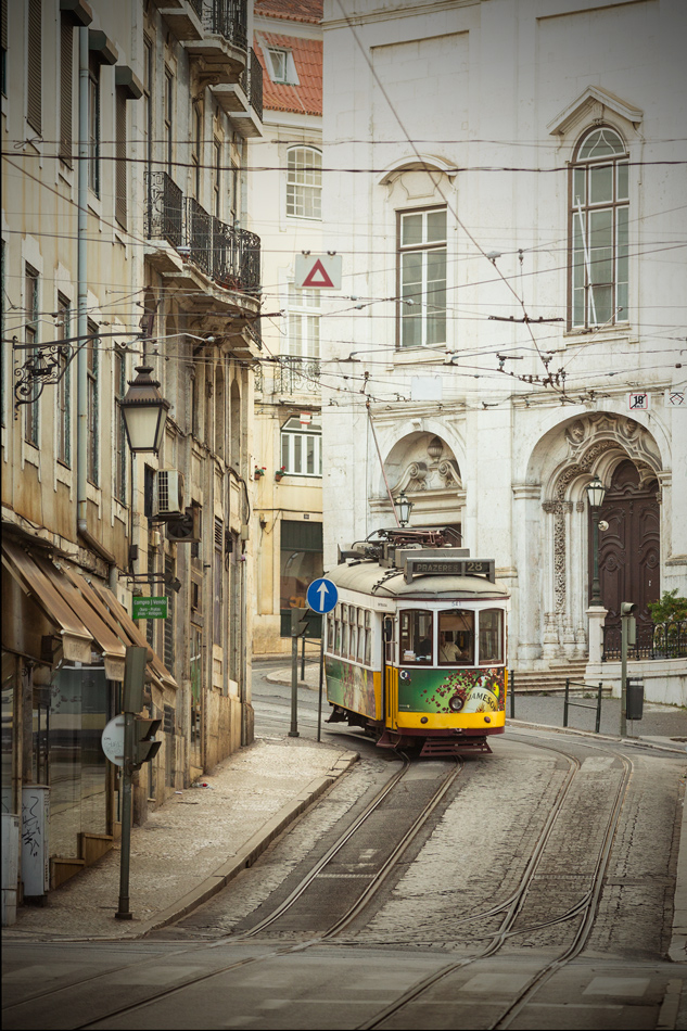 фото "Нам с тобой по пути!" метки: город, Португалия, лиссабон, трамвай