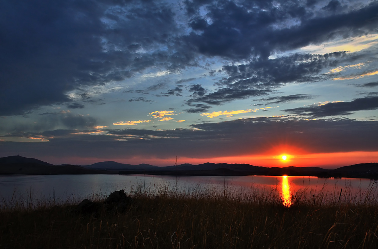 photo "***" tags: landscape, clouds, lake, morning, mountains, reflections, sky, summer, sun, water, Восход, берега, лучи