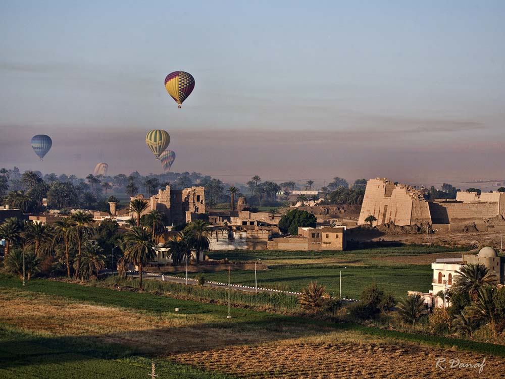 photo "Balloons over Luxor" tags: travel, landscape, architecture, Africa, tourists