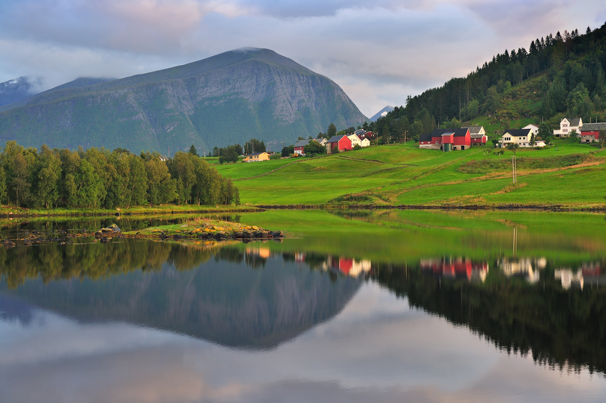 photo "Norwegian dream" tags: landscape, nature, travel, Europe, Norway, clouds, colour, lake, light, mountains, water, деревня, отражение