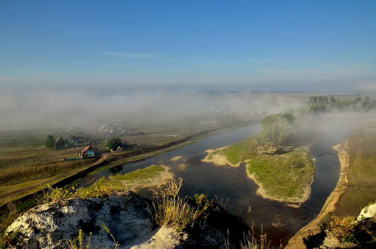 фото "***" метки: пейзаж, берега, вода, дома, лето, небо, облака, река, скалы, травы, туманы, утро