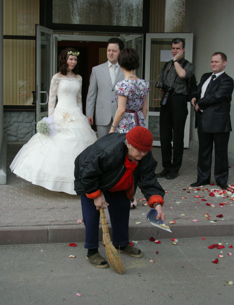 photo "Looking for coins" tags: reporting, genre, street, Социальное