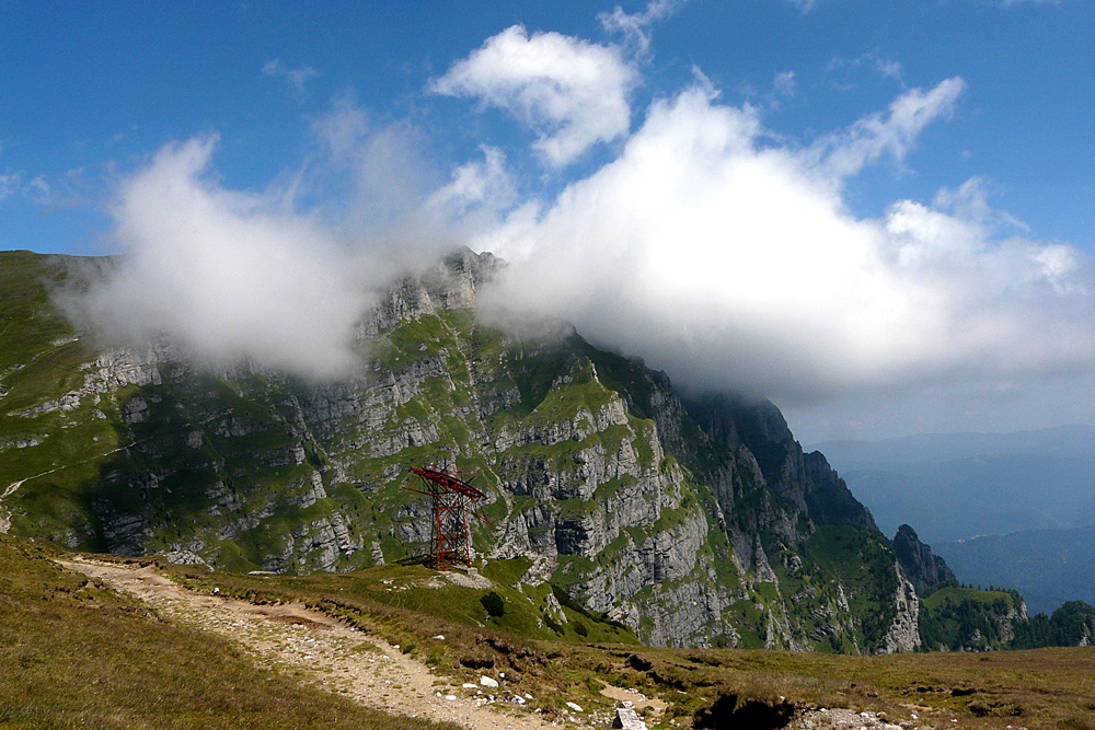 photo "***" tags: landscape, nature, bucegi, clouds, green, mountain, rock, romania, sky