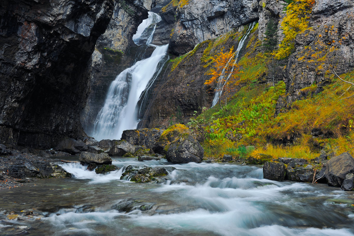 photo "Autumn Falls" tags: nature, landscape, travel, Europe, Spain, autumn, mountains, river, rocks, water, Пиренеи, арагон, ущелье, фактура