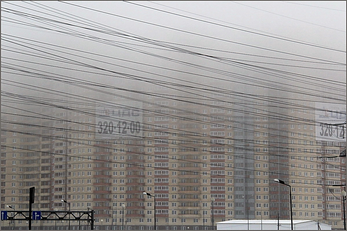 photo "***" tags: city, fog, глазницы окон, провода