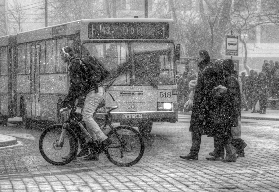 photo "***" tags: city, black&white, Europe, children, man, snow, spring, winter, woman, Литва