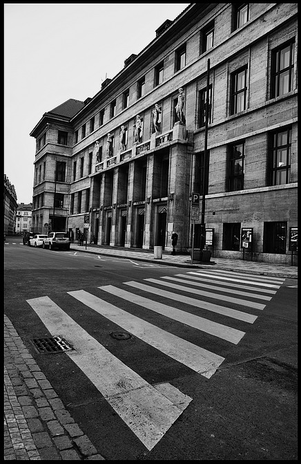 photo "Здание a переход" tags: black&white, Prag, Prague, Praha