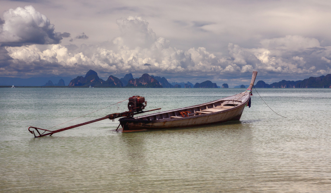 фото "Старая лодка" метки: пейзаж, путешествия, Таиланд, лодка, море, облака, острова, тропики