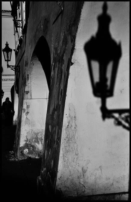 photo "Фонарь a тень" tags: black&white, Prag, Prague, Praha