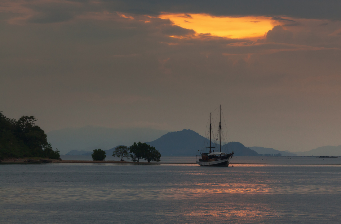 photo "***" tags: landscape, travel, evening, light, sea, Индонезия, острова, тучи, яхта