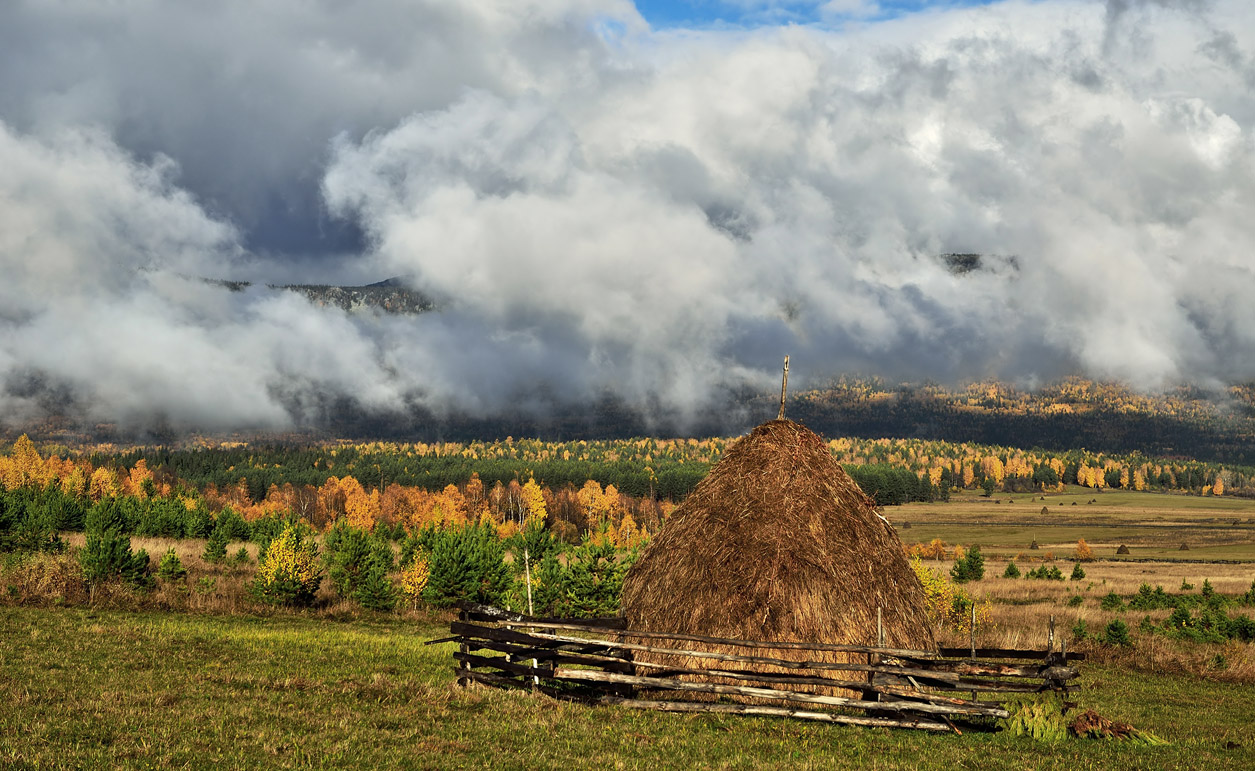 photo "***" tags: landscape, autumn, clouds, morning, september, sky, копны, туманы