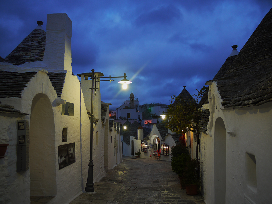 фото "Alberobello" метки: пейзаж, архитектура, village, закат