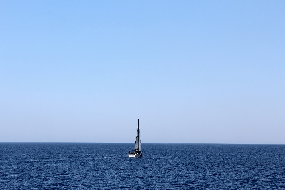 photo "Einsame Yacht im Mittelmeer" tags: landscape, Einsame Yacht im Mittelmeer, Larnaca, anatoliy sidorov, anatoly sidorov, cyprus, Кипр, Ларнака, анатолий сидоров