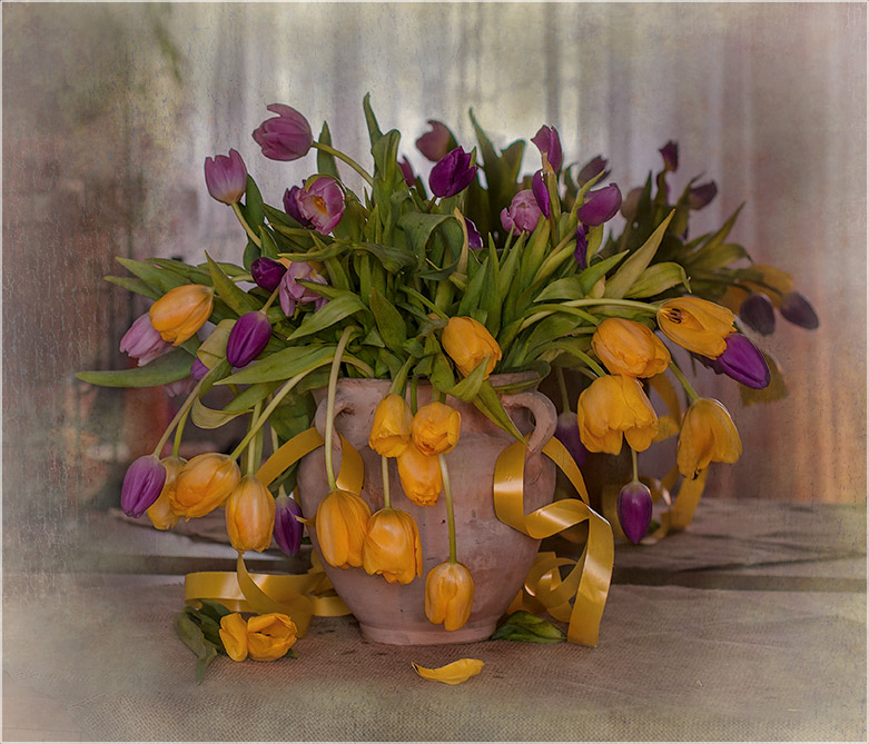 photo "Improvisation with tulips" tags: still life, foto liubos, still life, тюльпаны