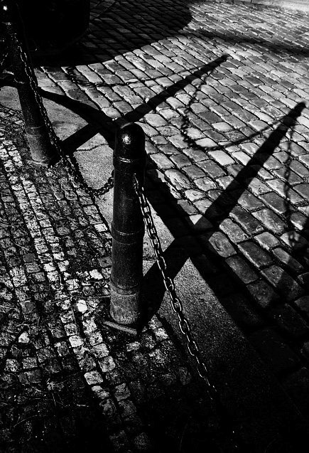 photo "Cтолбики a тени" tags: black&white, Prag, Prague, Praha