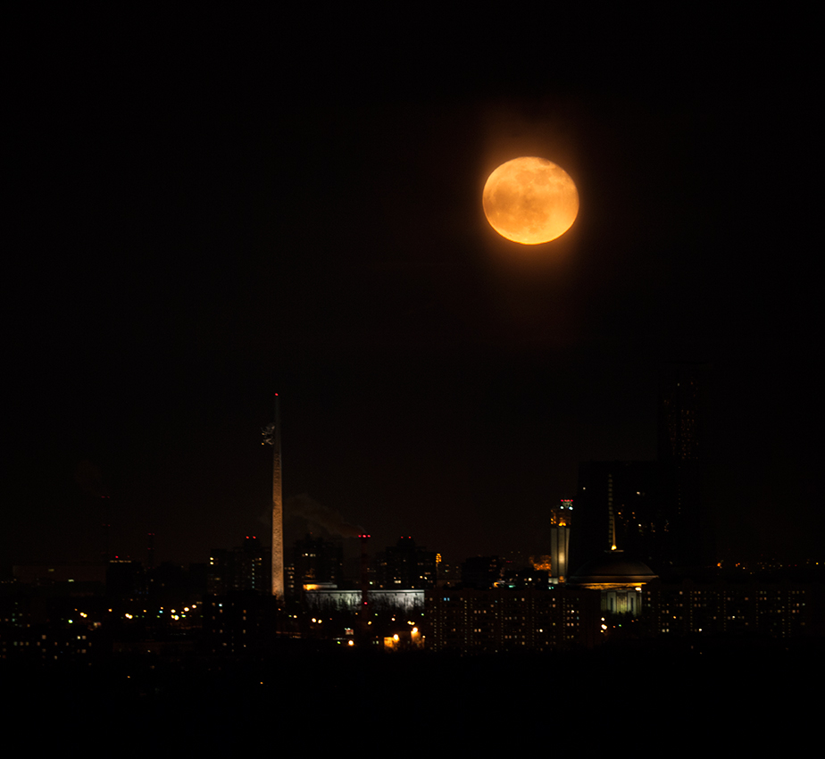 photo "The moon over the city" tags: landscape, night, tower