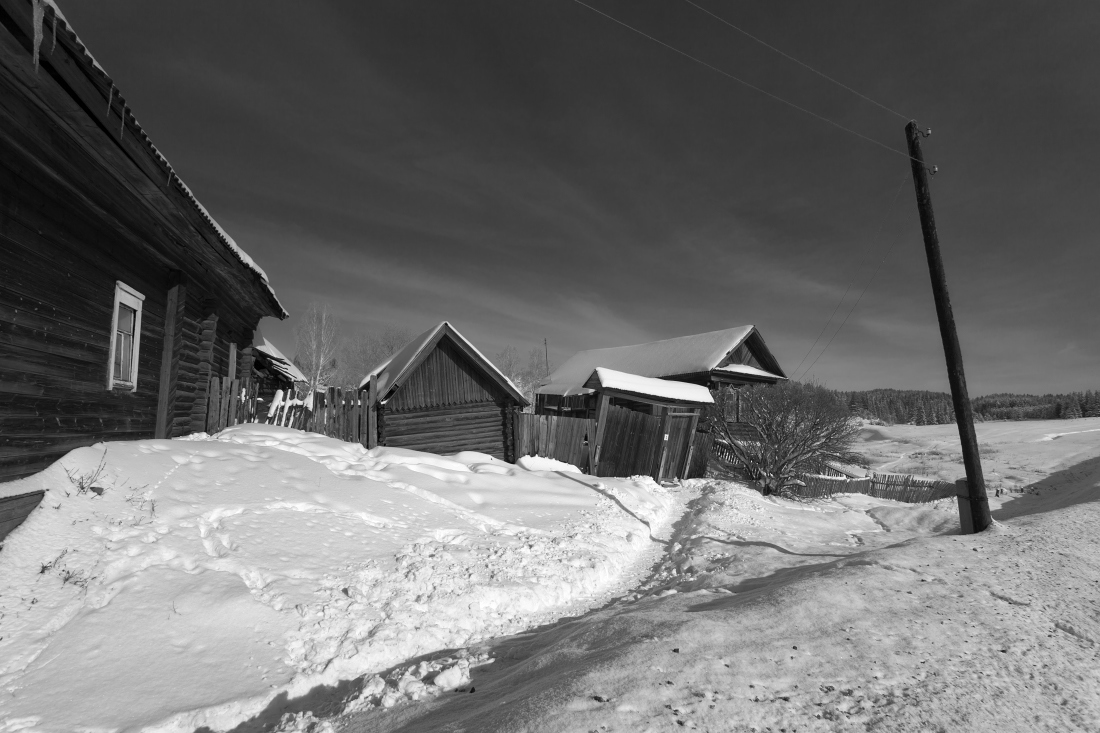 photo "***" tags: black&white, landscape, snow, winter, Тропика, баня, ворота, избушки, столб