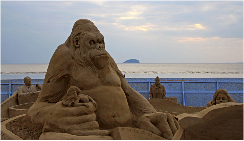 photo "King Kong and other movie stars..." tags: fragment, горилла