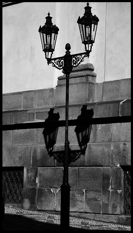 photo "Фонари a тени" tags: black&white, Prag, Prague, Praha