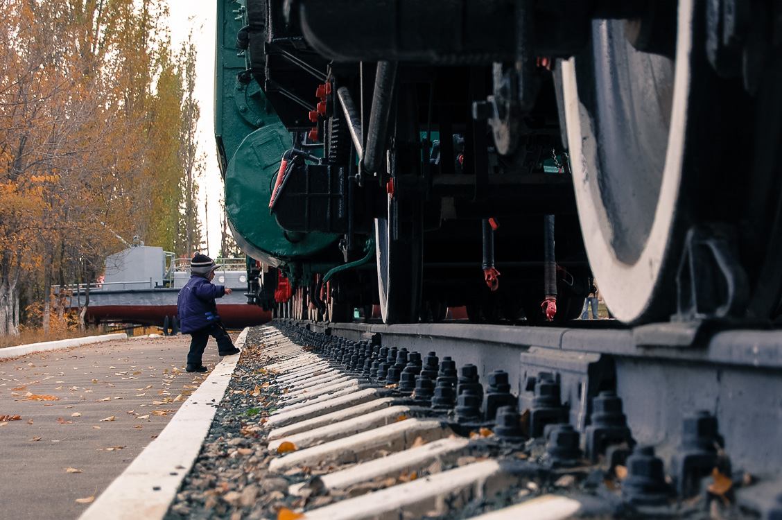 photo "Big iron toys" tags: genre, child, поезд