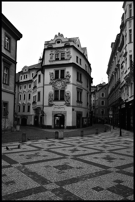 photo "Домa a улицa" tags: black&white, Prag, Prague, Praha