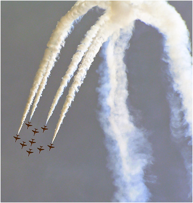 photo "Red arrows." tags: reporting, technics, 