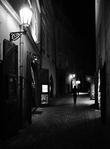 photo "Hочной пешеход a  улочка" tags: black&white, Prag, Prague, Praha